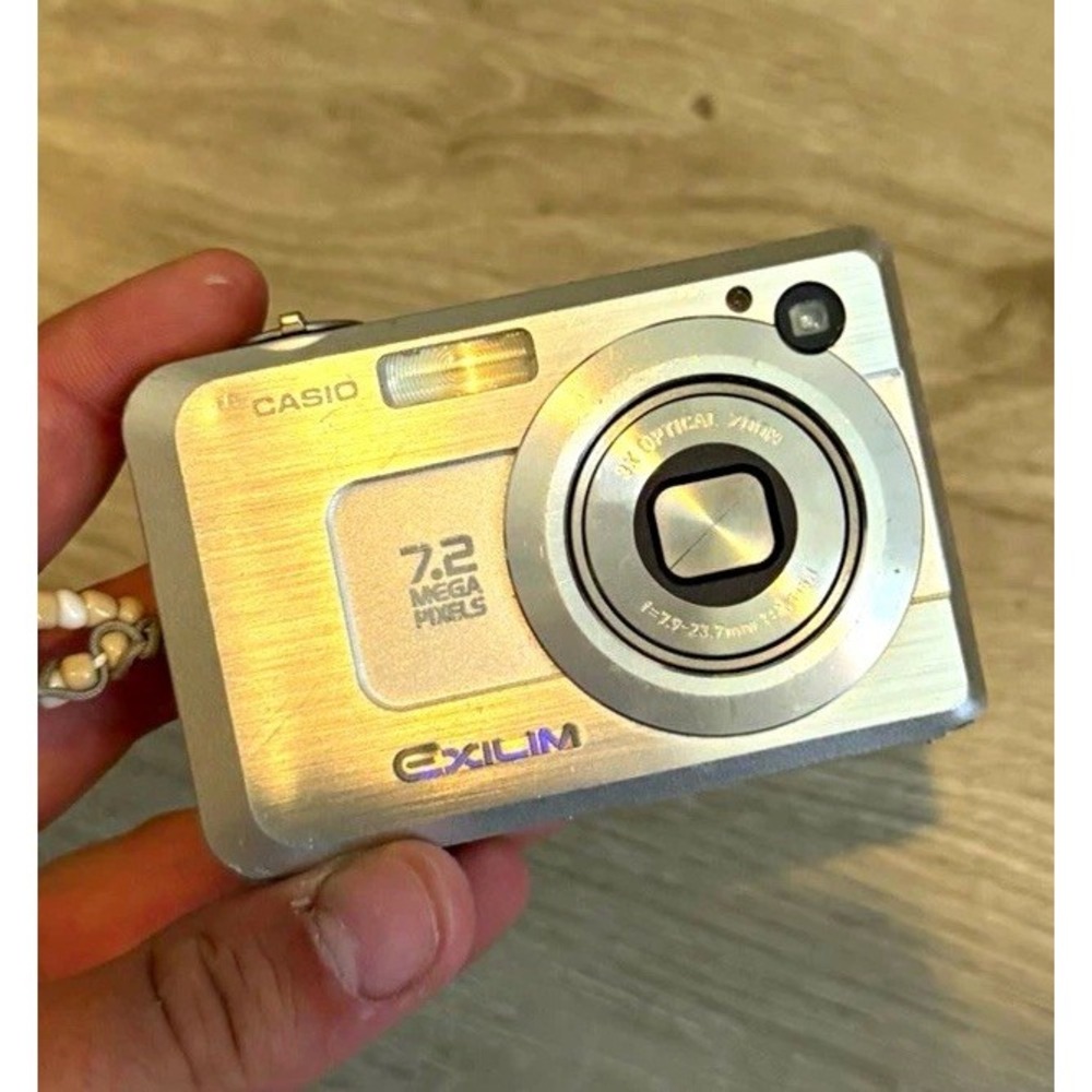 Casio EXILIM EX-Z750 7.2MP Compact Digital Camera 3x Zoom Silver 2.5in TESTED